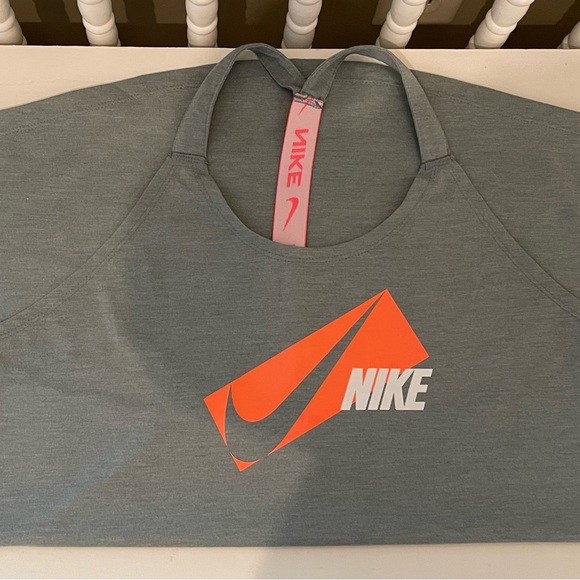 Nike - Picture 4 of 7